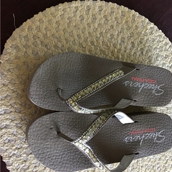 Sketcher’s Yoga Foam Sandals.Size 9 Color Taupe - Picture 2 of 4